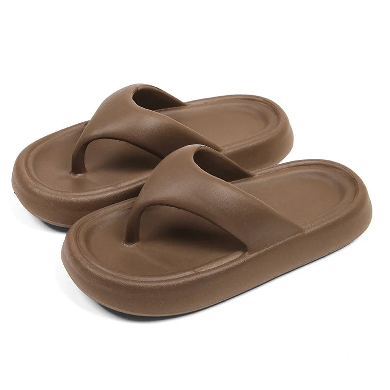 Female internet celebrity eva wears thick-soled, non-slip couple soft-sole foot-shelf beach slippers in summer