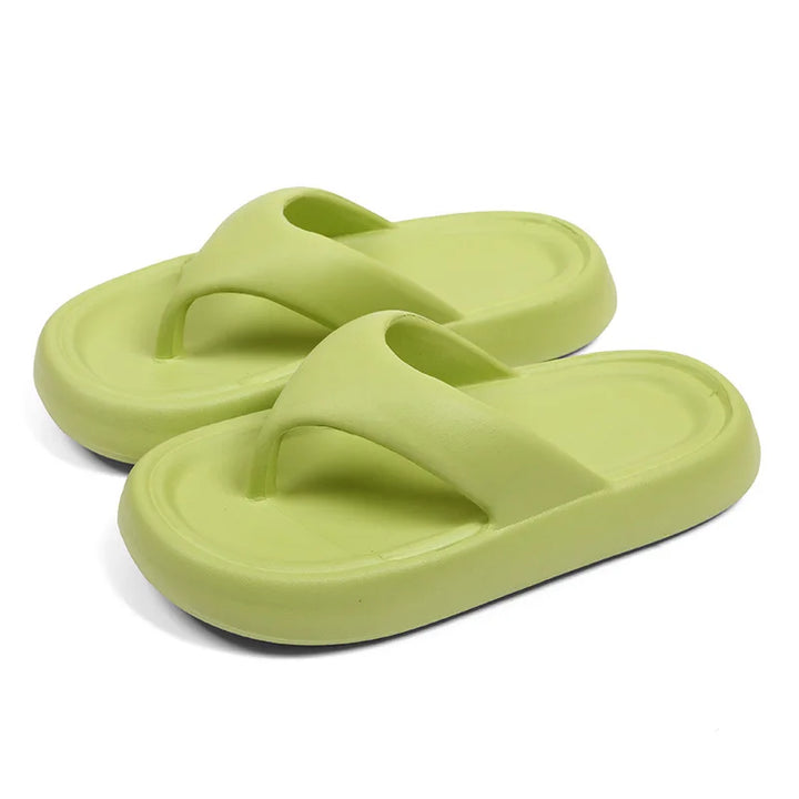 Female internet celebrity eva wears thick-soled, non-slip couple soft-sole foot-shelf beach slippers in summer