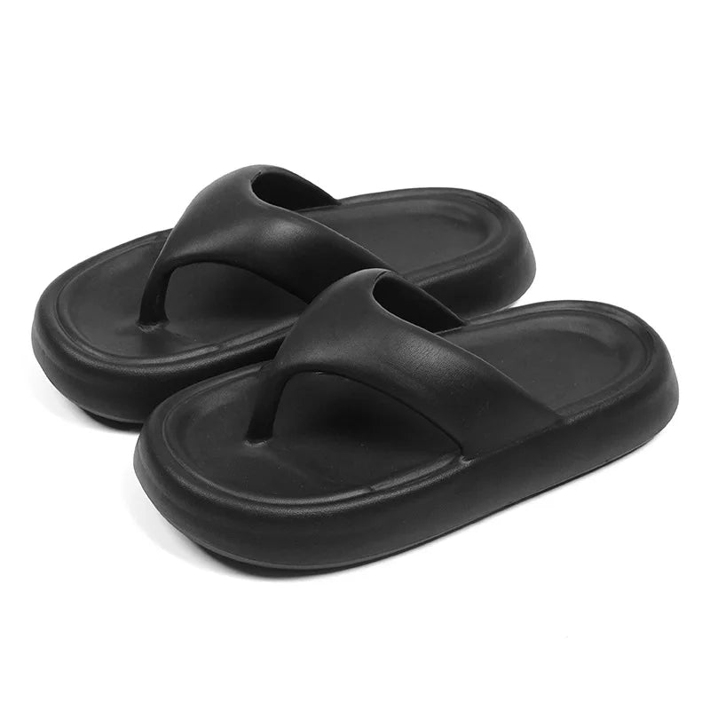 Female internet celebrity eva wears thick-soled, non-slip couple soft-sole foot-shelf beach slippers in summer