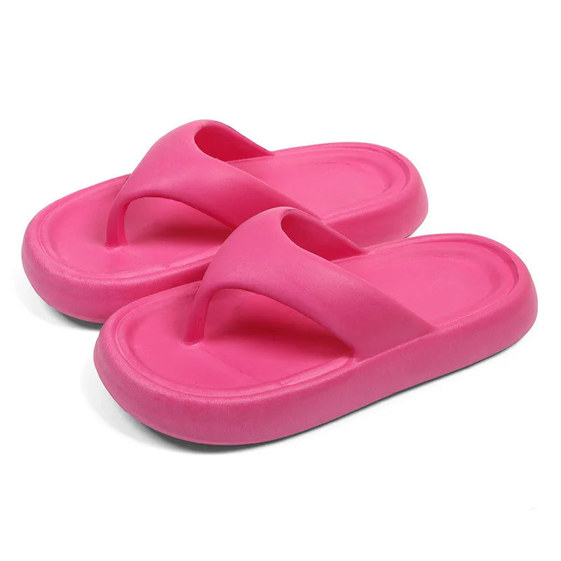 Female internet celebrity eva wears thick-soled, non-slip couple soft-sole foot-shelf beach slippers in summer