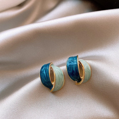 Cross-Curved Ear Studs