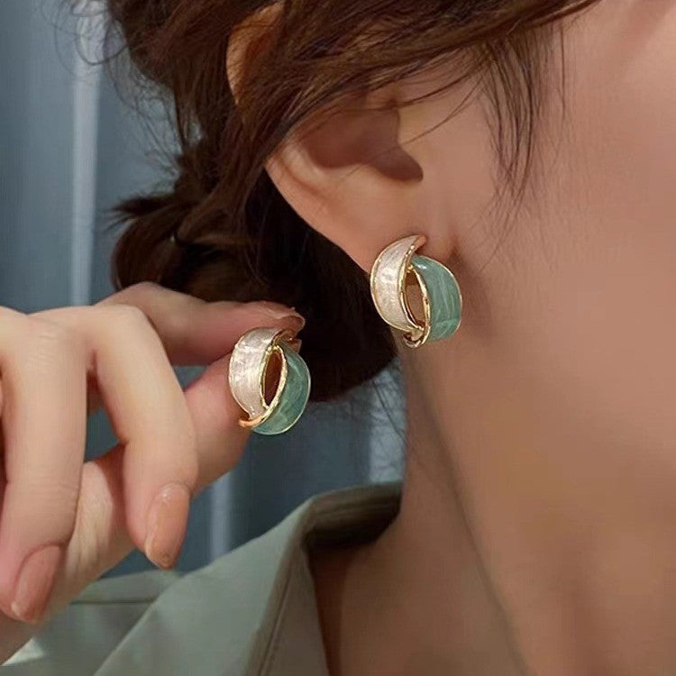 Cross-Curved Ear Studs