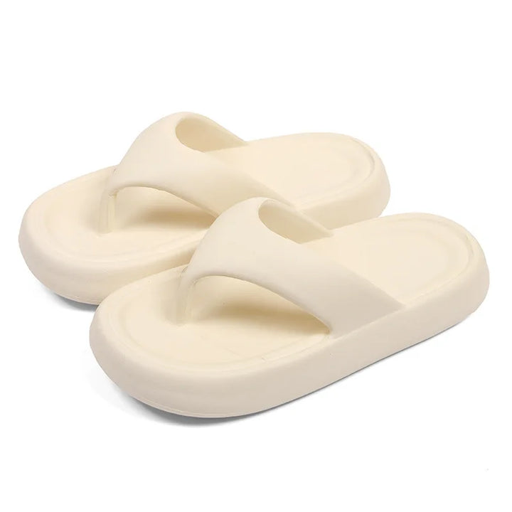 Female internet celebrity eva wears thick-soled, non-slip couple soft-sole foot-shelf beach slippers in summer